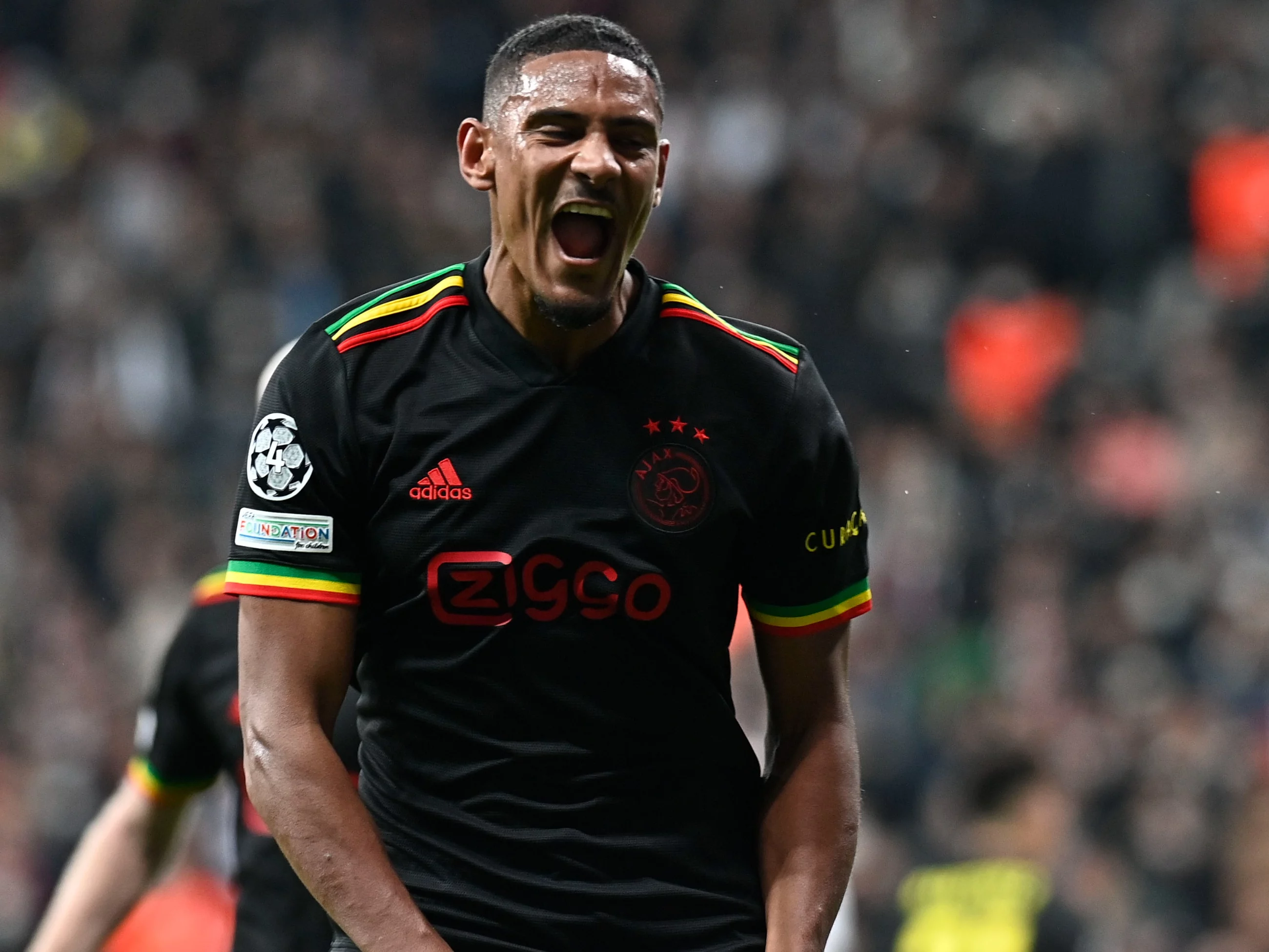 Sebastian Haller celebrujący bramkę