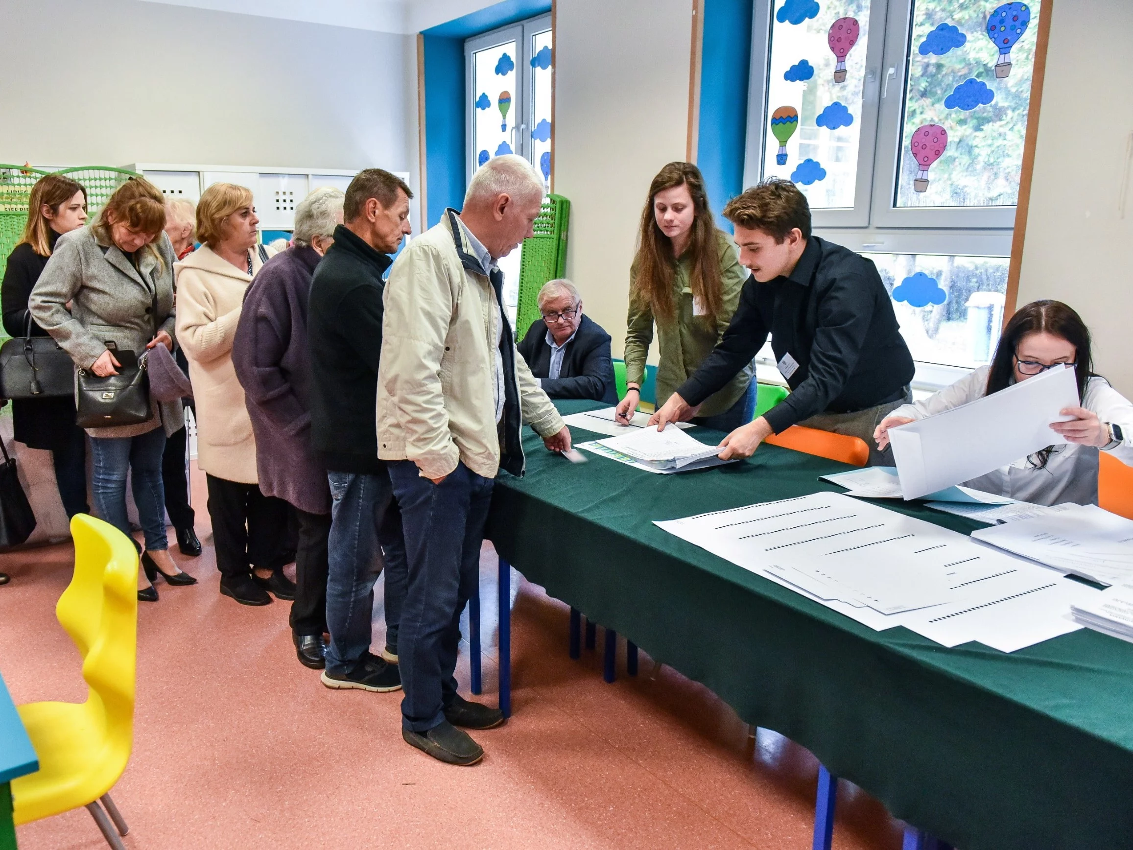 Wybory parlamentarne. Kolejka do głosowania