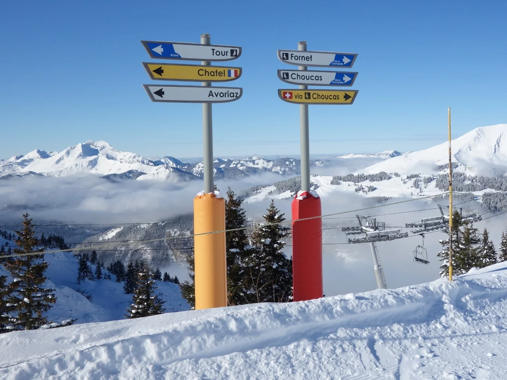 Drogowskaz na Portes du Soleil we francuskich Alpach