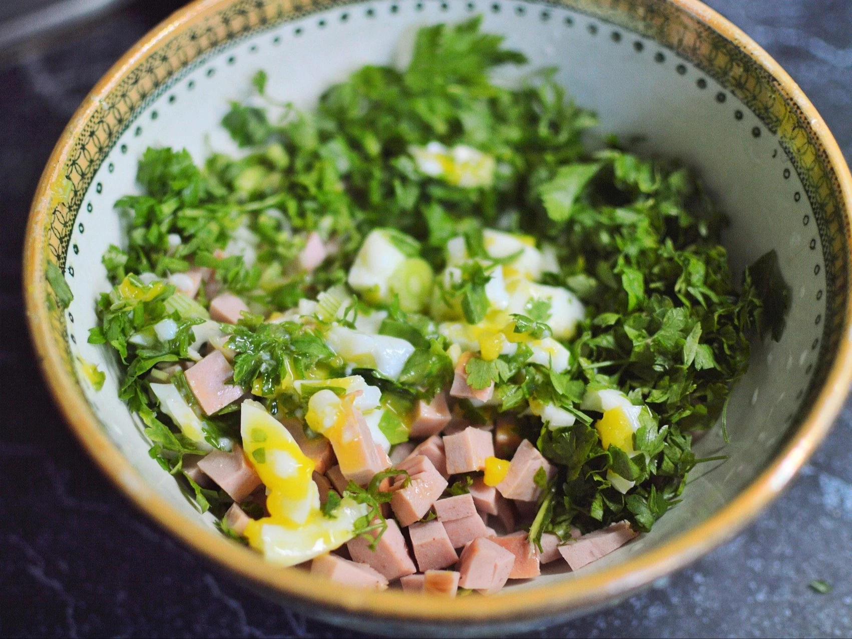 Sałatka z parówki, jajek i zieleniny