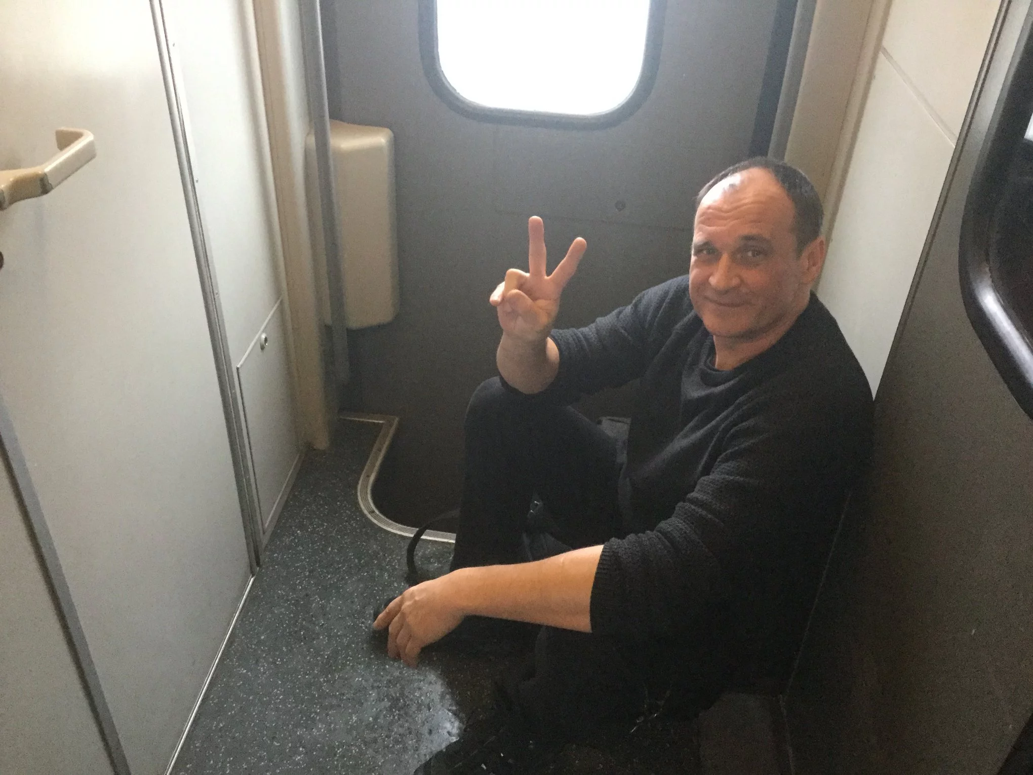 Paweł Kukiz w pociągu