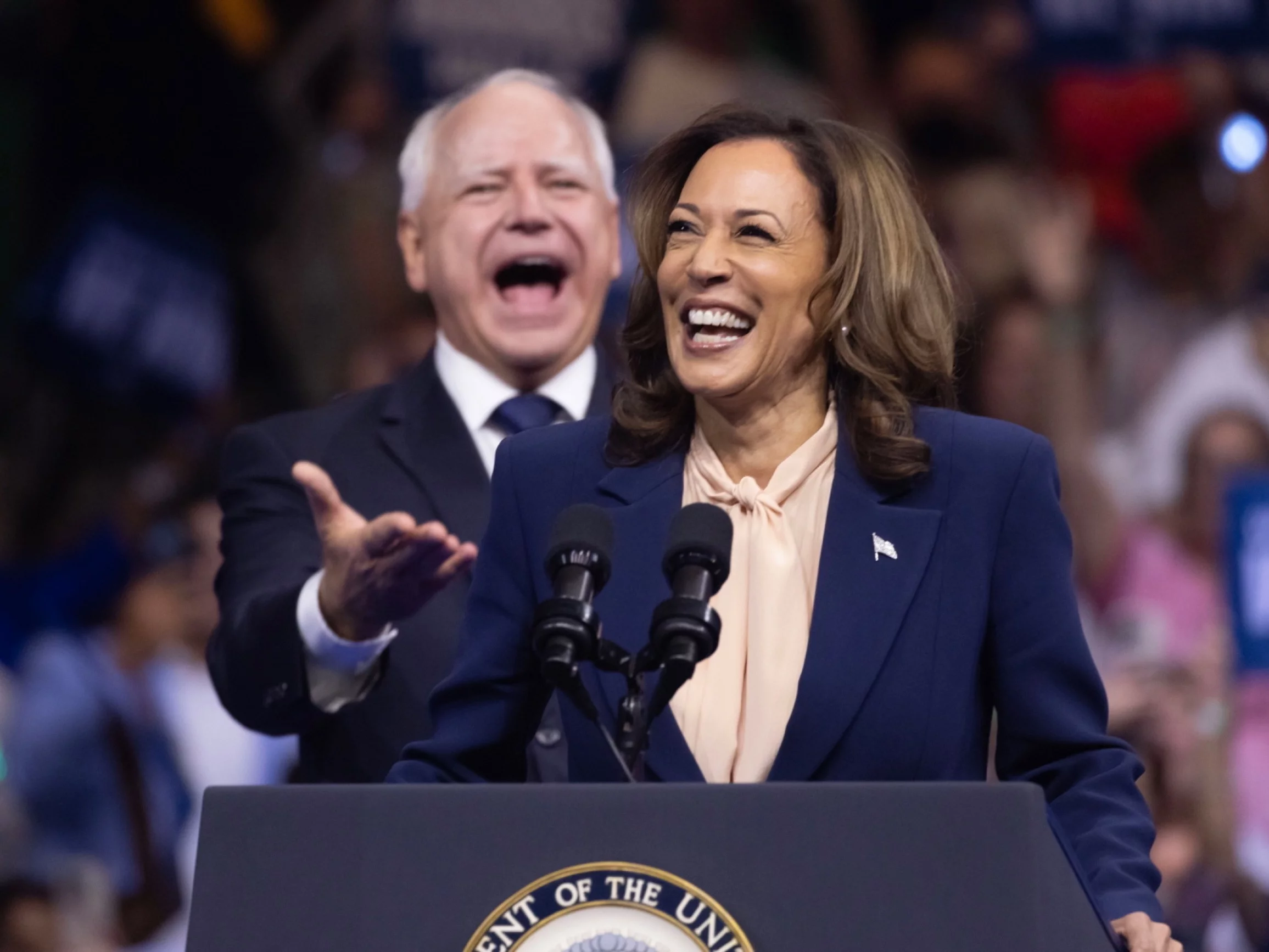 Kamala Harris i Tim Walz podczas wiecu w Filadelfii