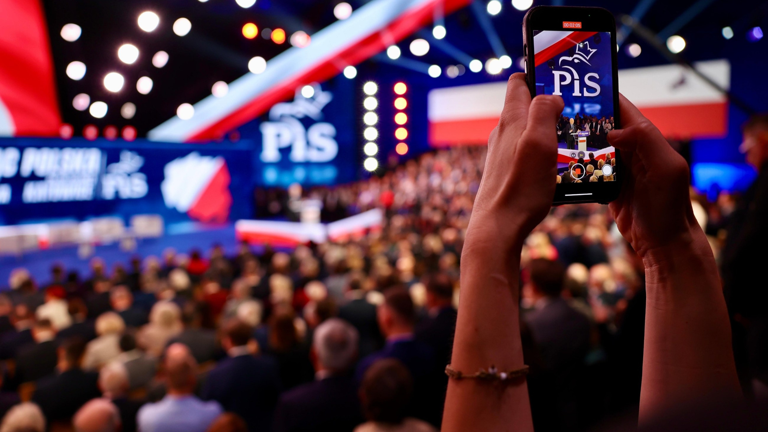 Suto zakrapiana impreza po kongresie PiS. Polityk PiS „wściekły” po wypłynięciu zdjęć z popijawy