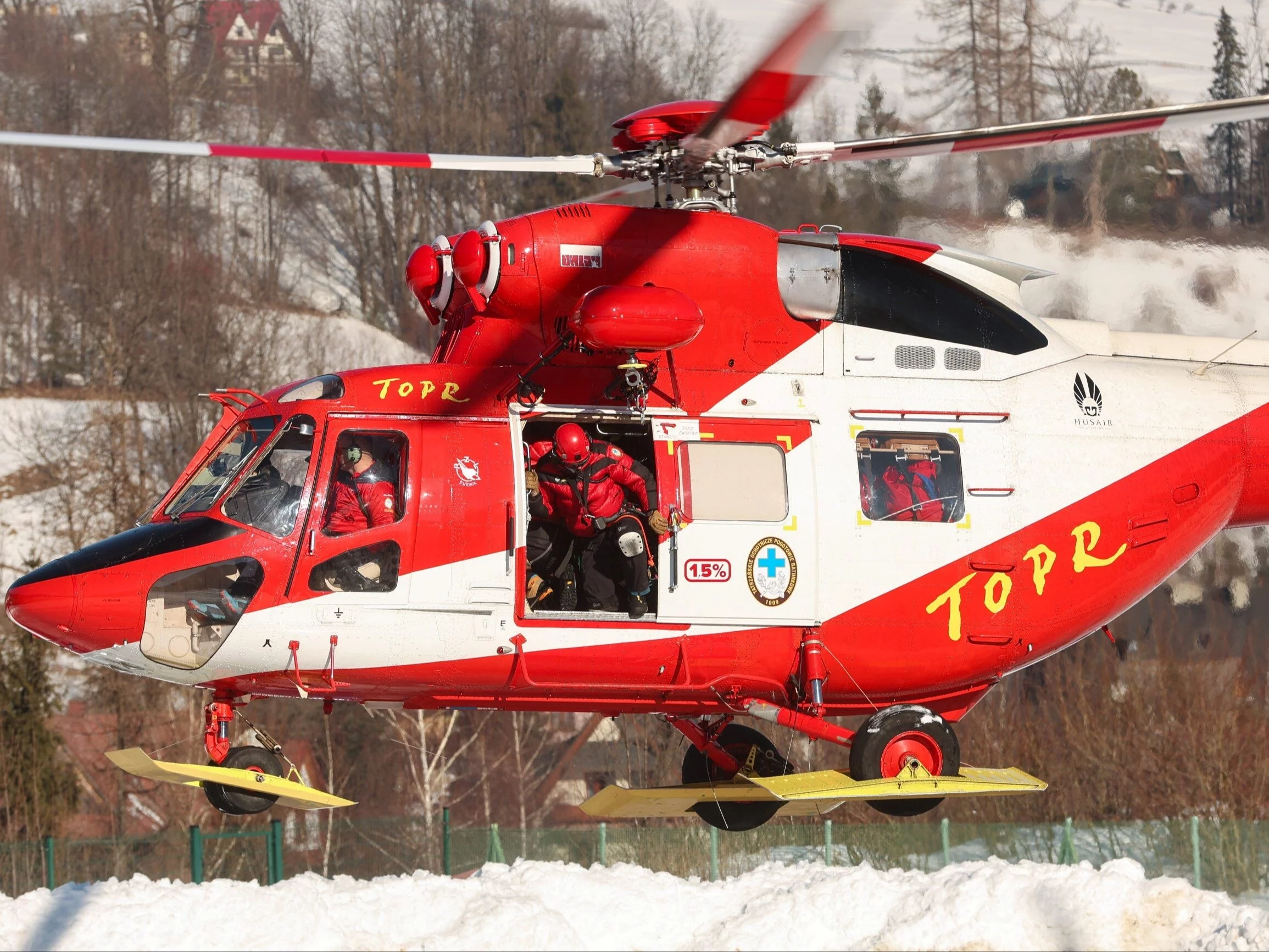 Zakopane, ratownicy TOPR lecą na akcję poszukiwania osób poszkodowanych przez lawinę