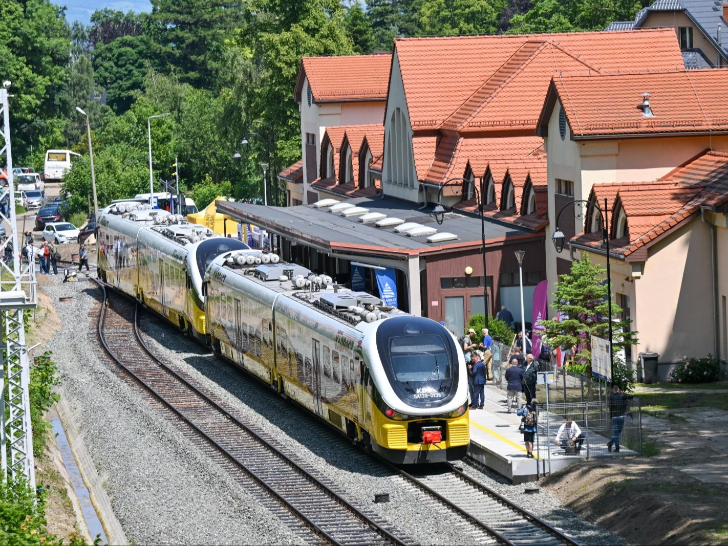 Pociąg Kolei Dolnośląskich wjeżdża na dworzec kolejowy w Karpaczu