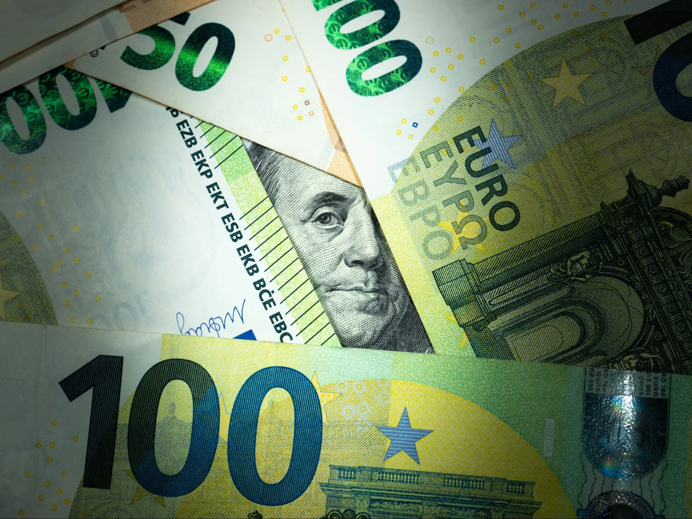 Złoty ma dobry dzień. Dolar i frank mocno w dół