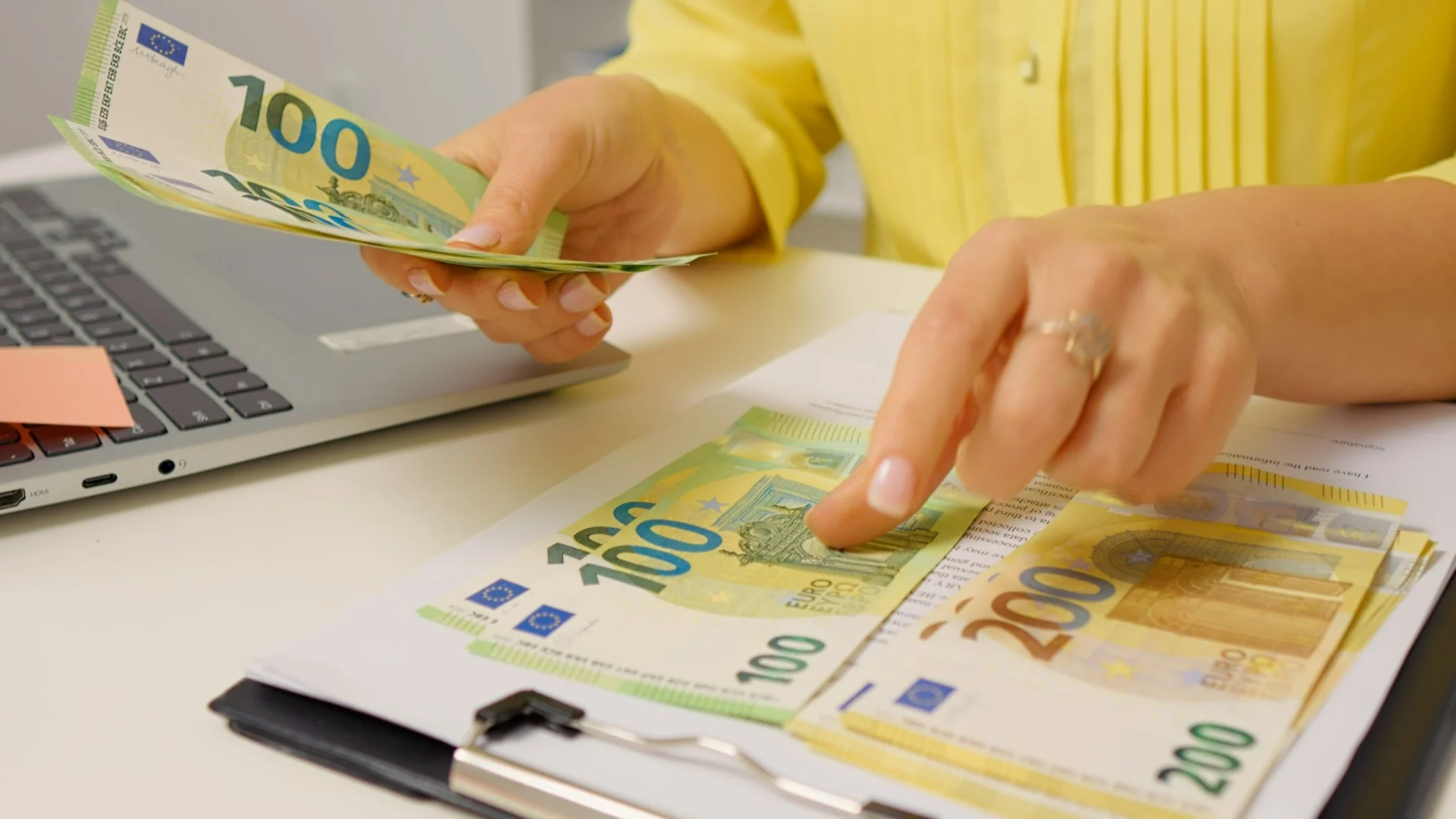 Kursy walut 27 października 2025. Po ile dolar, euro, frank i funt?