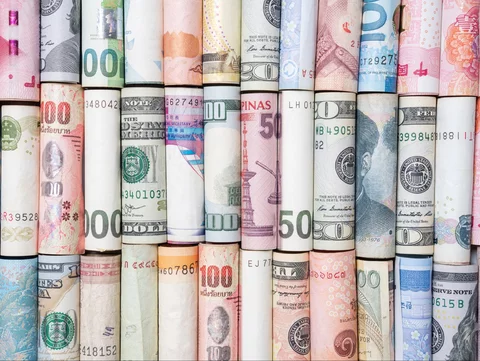 Po ile dziś dolar, euro, frank i funt?