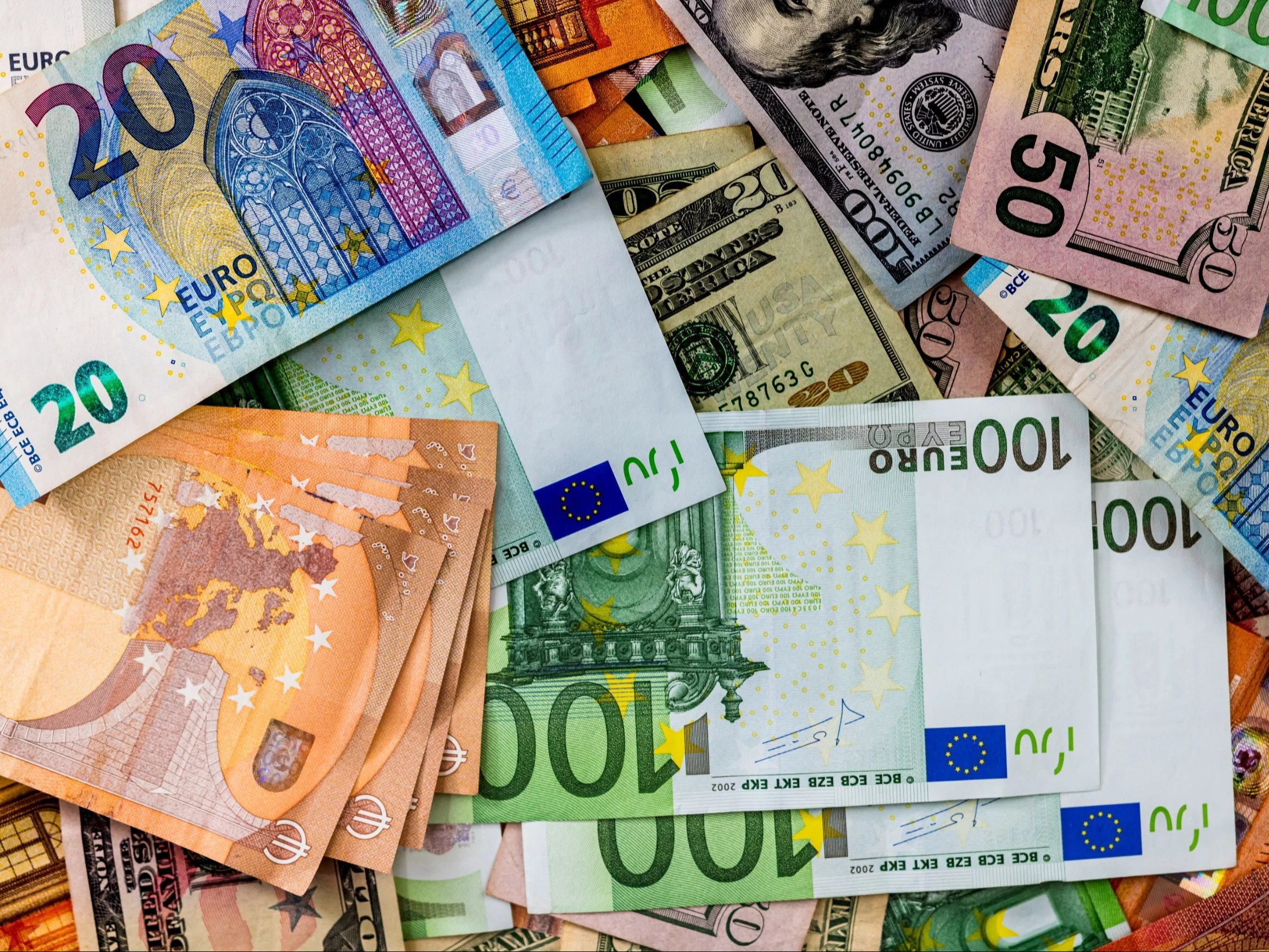 Po ile dziś dolar, euro, frank, funt?