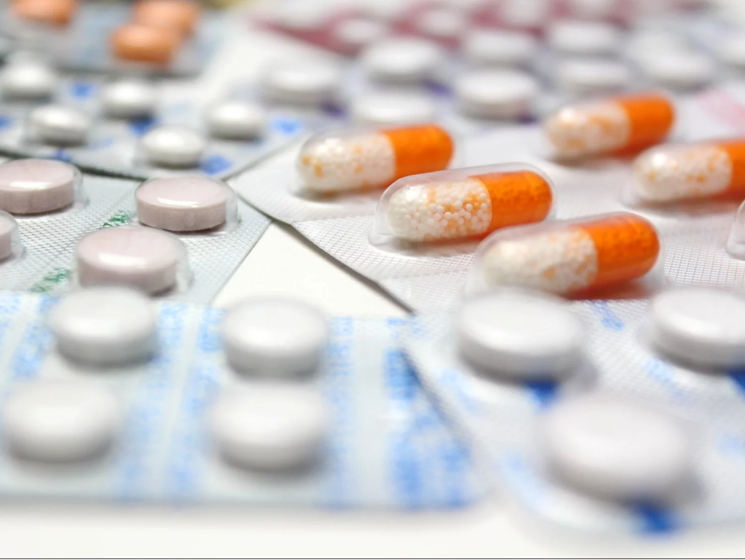 Kuszą tanimi lekarstwami, a z kont znikają pieniądze. Nowy trik cyberprzestępców