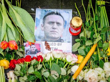Kwiaty i zdjęcia przypominające o Aleksieju Nawalnym