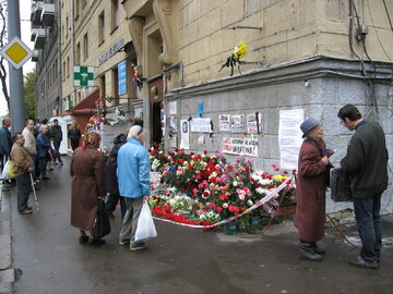 Kwiaty pod budynkiem, w którym zginęła Anna Politkowska