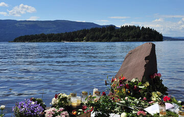 Kwiaty upamiętniające masakrę na wyspie Utoya