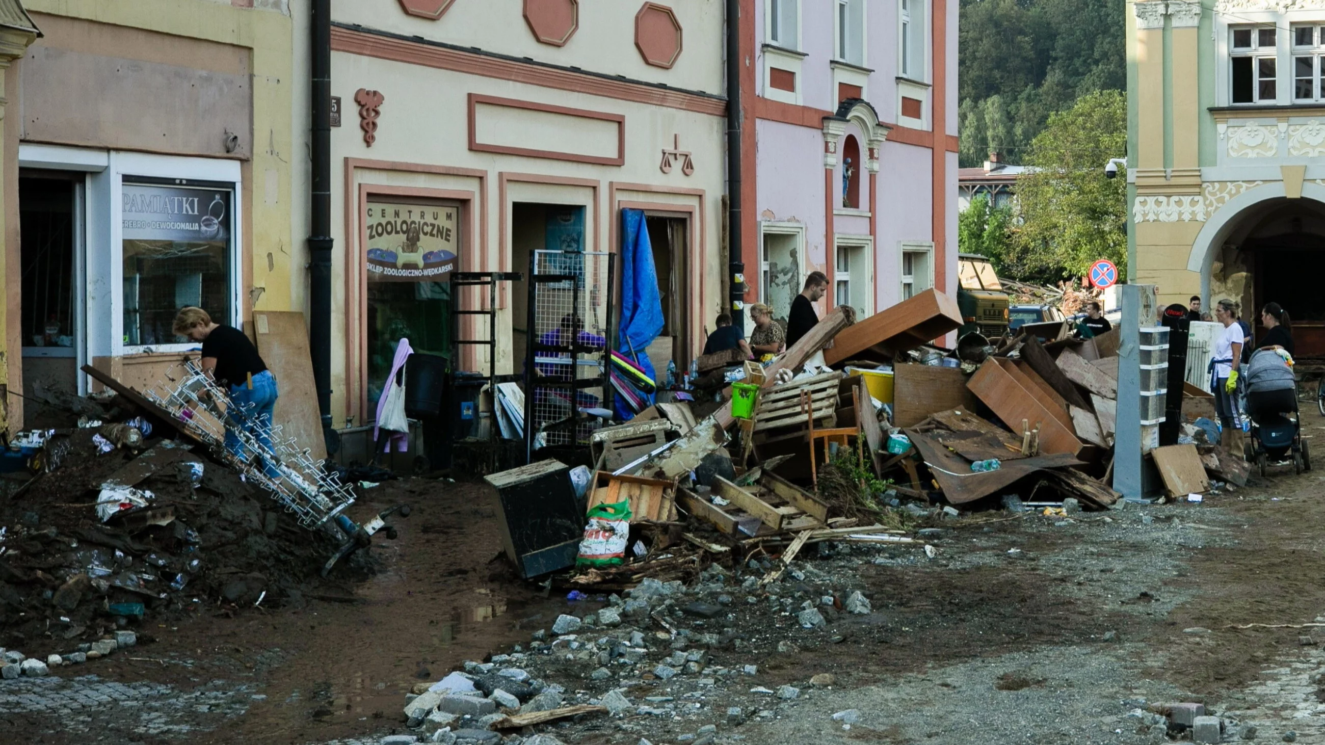 Bandyci splądrowali sklep jubilerski w Lądku-Zdroju. „Właścicielka płakała kilka godzin”