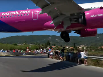 Lądowanie samolotu Wizz Air na greckim lotnisku