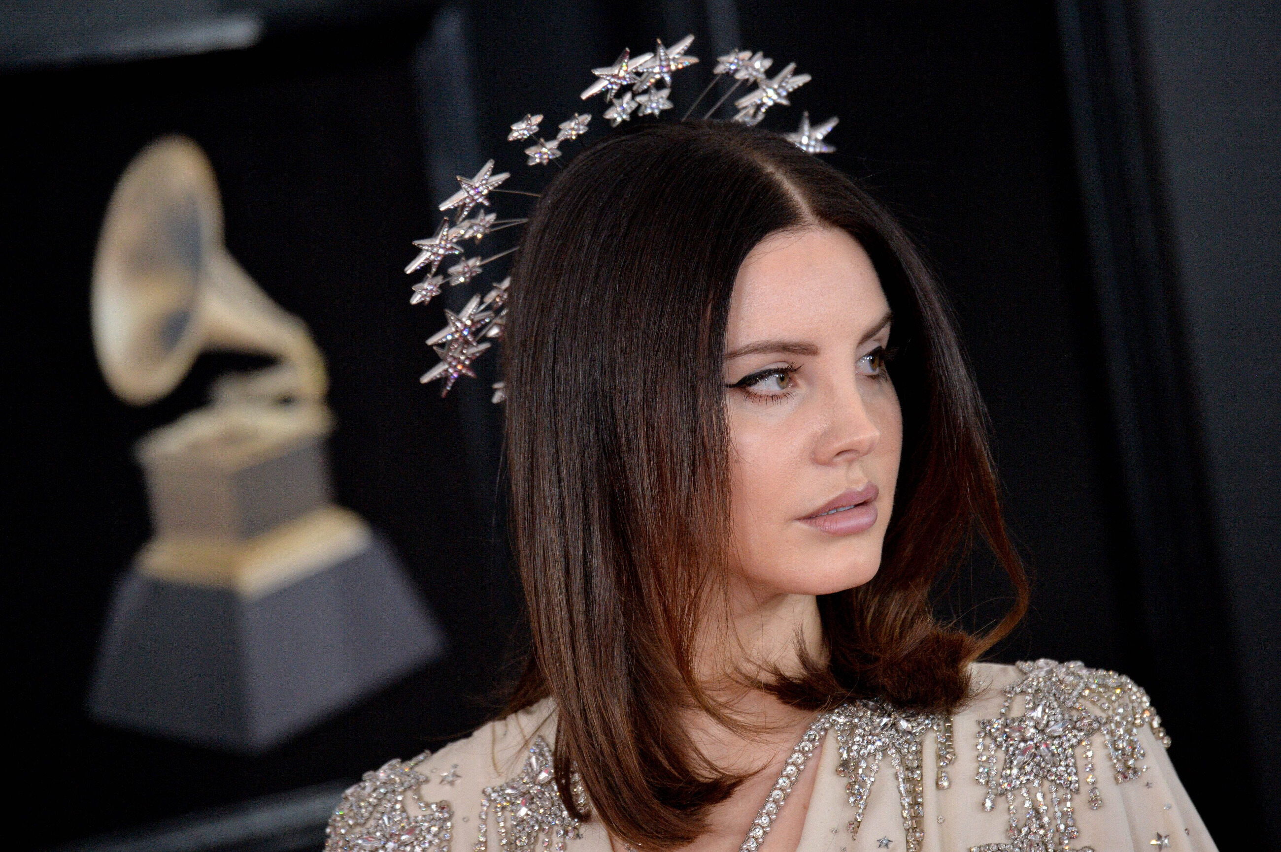 Lana Del Rey w poetyckiej odsłonie. „Świat spiskuje na waszą korzyść" - Vimarsana News