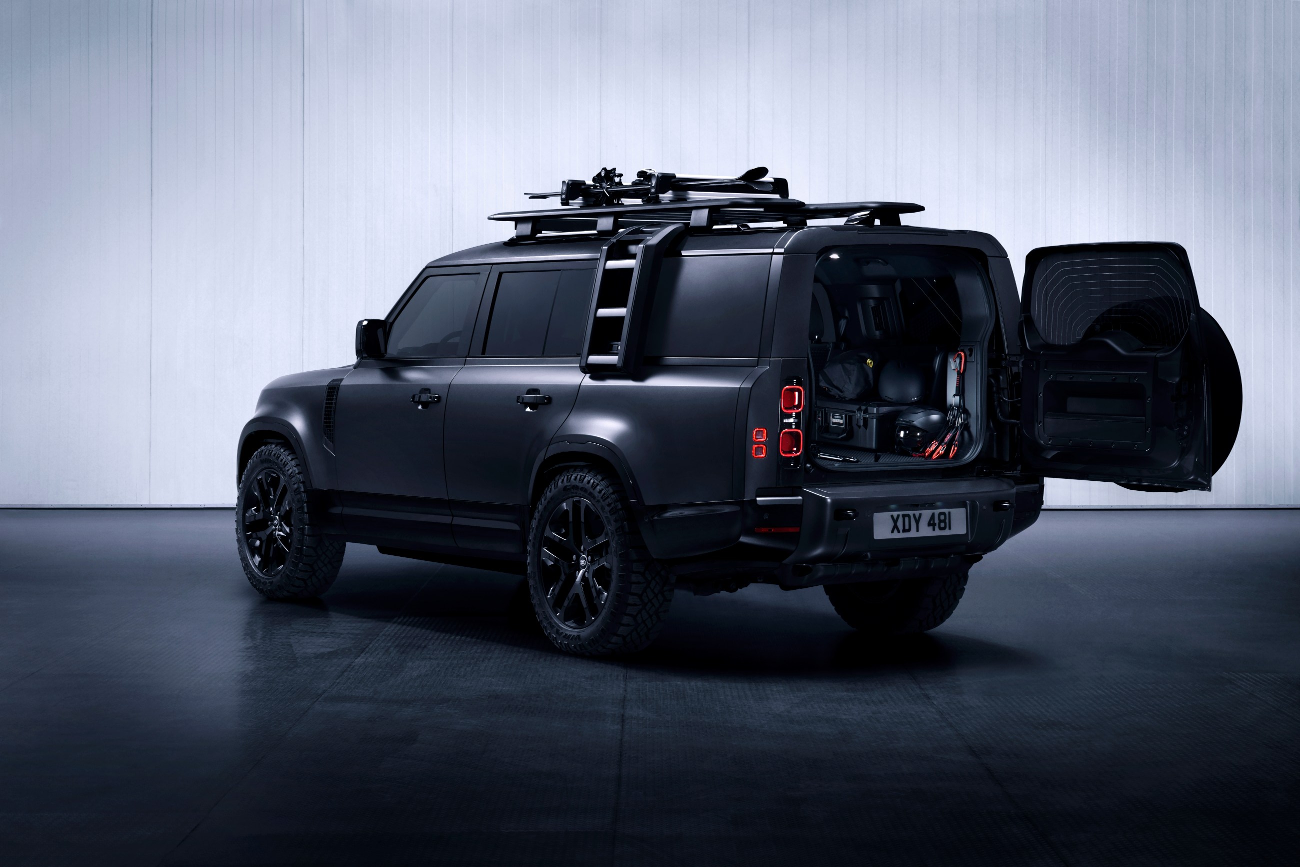 Land Rover Defender 130 Outbound. Szokuje wyglądem i mocną V8ką Auto