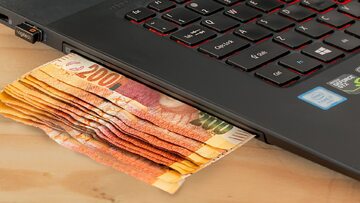 Laptop i pieniądze