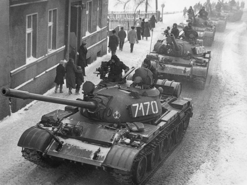 Czołgi T-55 na ulicach Zbąszynia w czasie stanu wojennego
