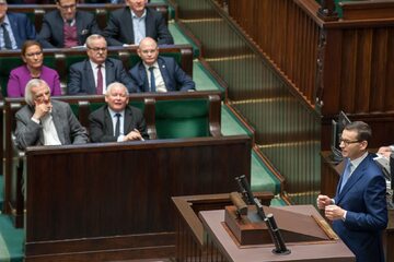 Ławy polityków PiS, na mównicy premier Mateusz Morawiecki