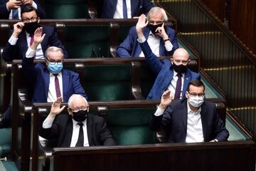 Ławy poselskie w Sejmie. Na pierwszym planie: Jarosław Kaczyński i Mateusz Morawiecki