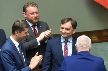 Ławy rządowe, gdy ministrem zdrowia był jeszcze Łukasz Szumowski