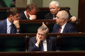 Ławy rządowe, od lewej: Piontkowski, Szumowski, Gliński, Kaczyński i Sasin