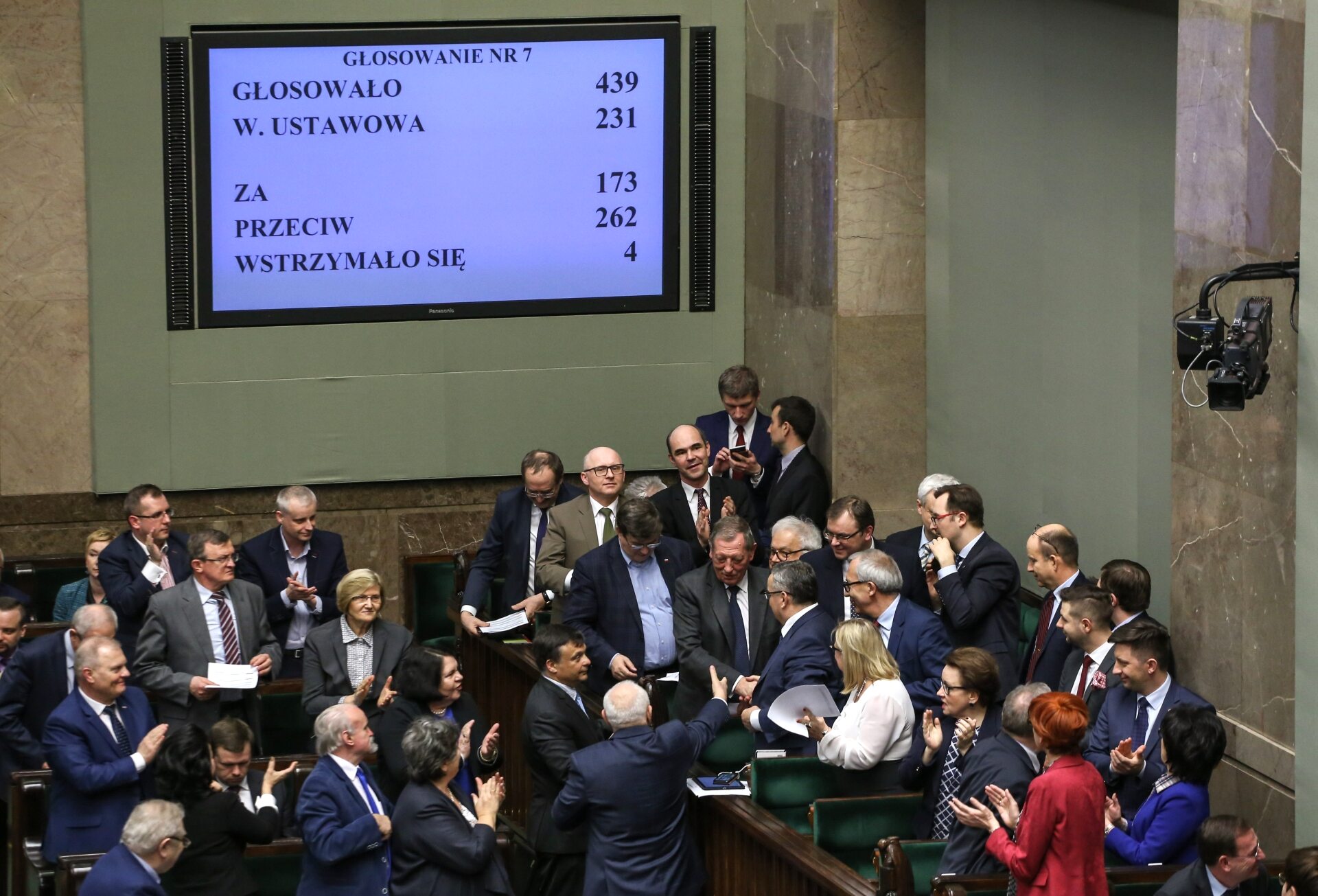 Ławy rządowe, politycy gratulują ministrowi Szyszko po odrzuceniu wniosku o wotum nieufności