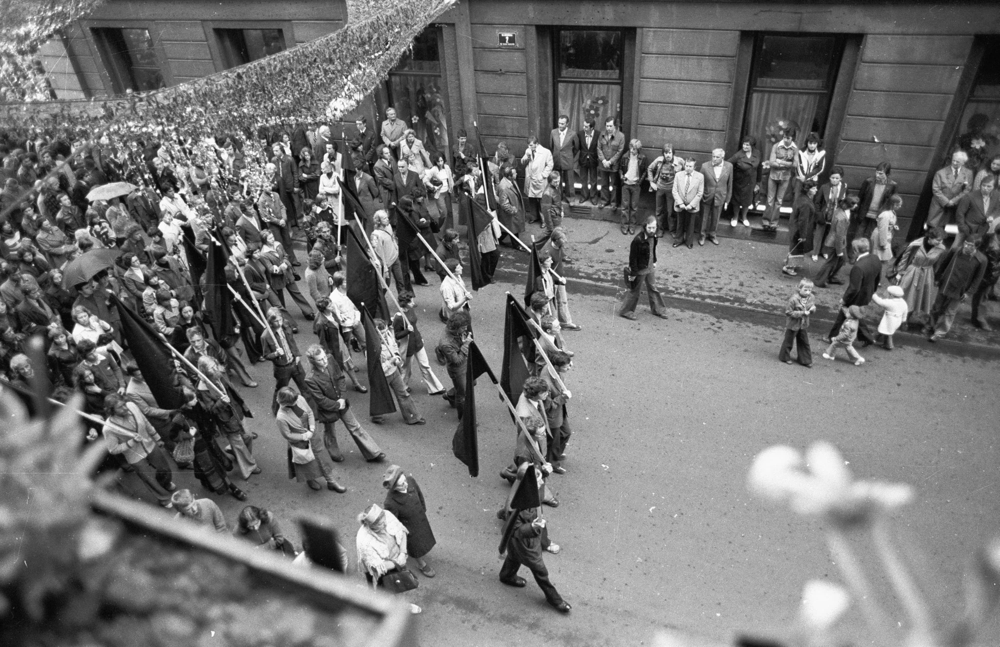 Kraków, 15.05.1977 r. Po pogrzebie Stanisława Pyjasa wielotysięczna manifestacja przeszła przez miasto