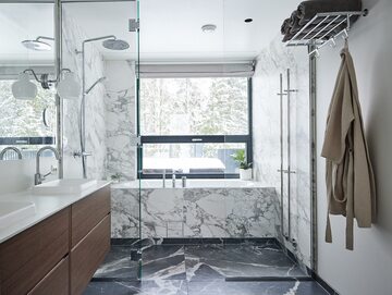 Łazienka ze sprytnie zorganizowaną strefą prysznica