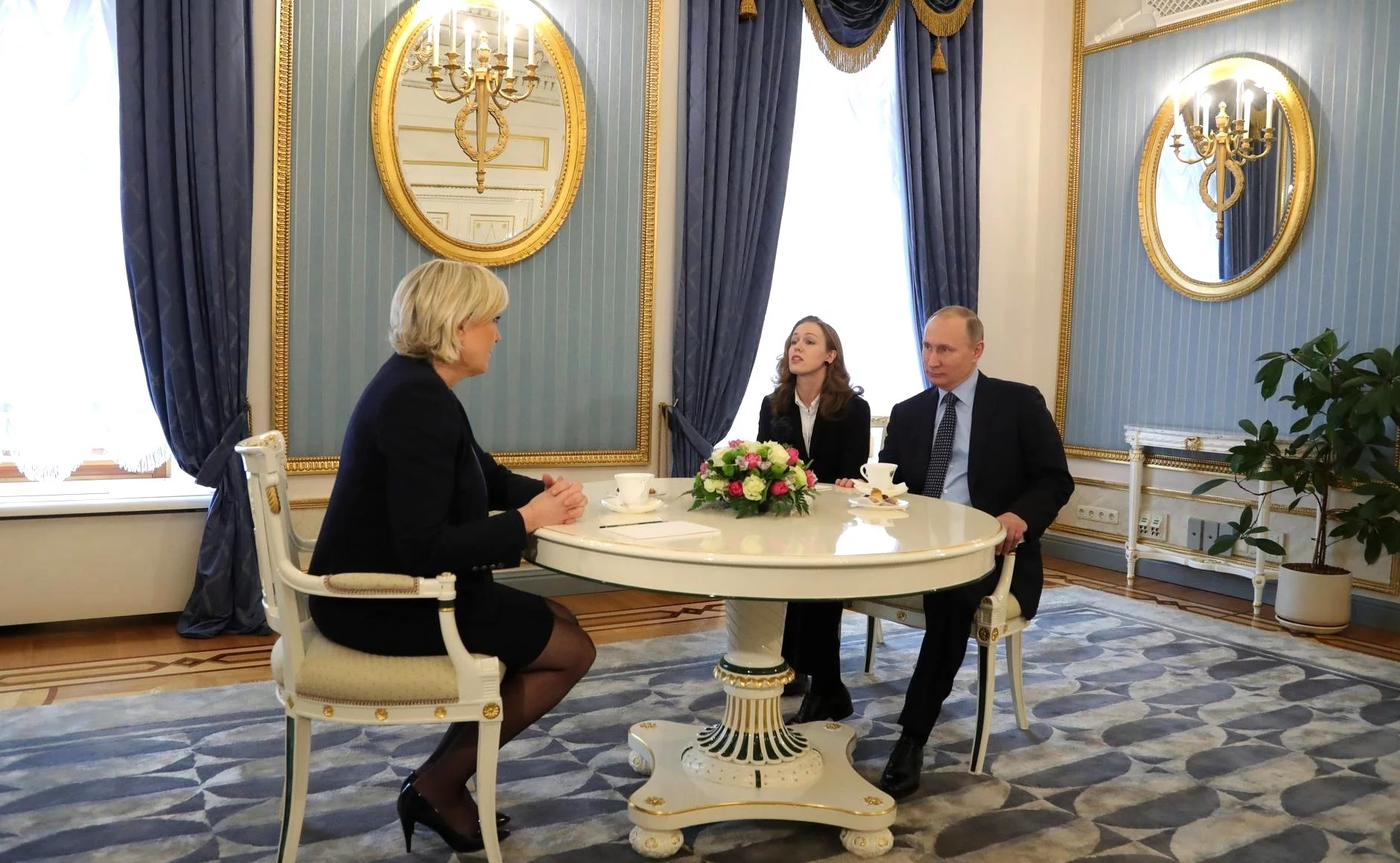 Marine Le Pen oraz Władimir Putin z tłumaczką