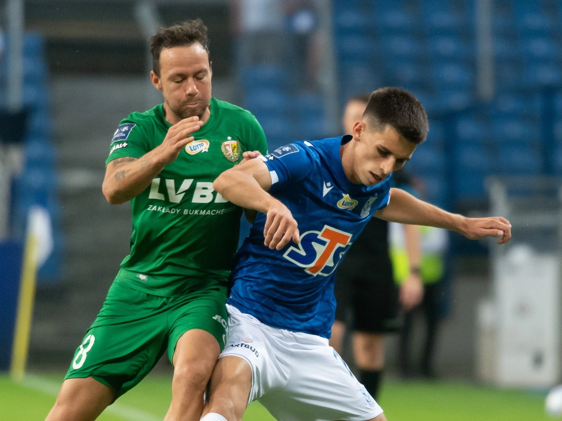 Patrick Olsen (z lewej) walczy o piłkę z Filipem Marchwińskim (z prawej)