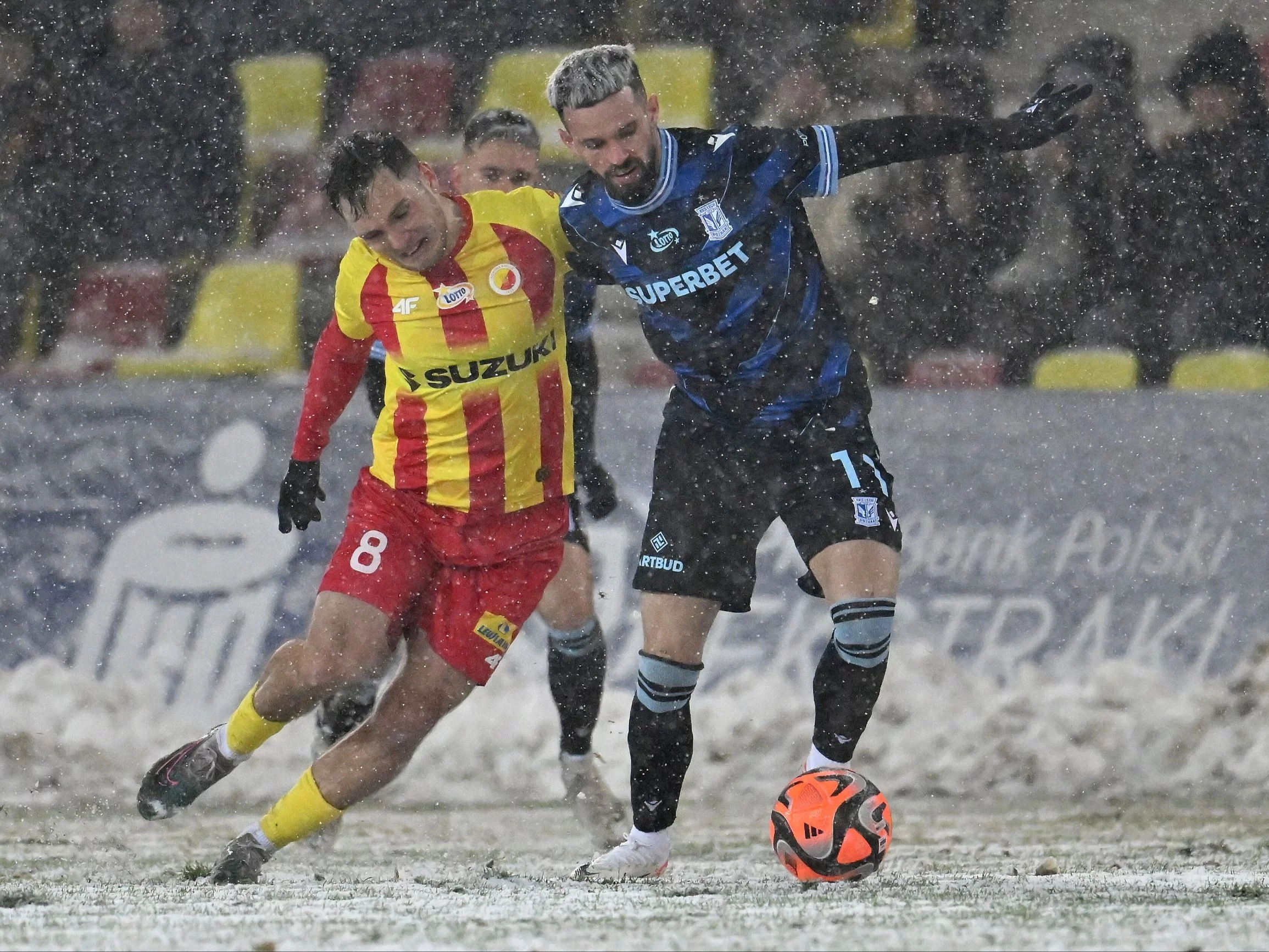 Piłkarze Korony Kielce i Lecha Poznań