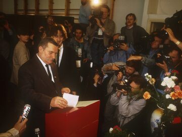 Lech Wałęsa głosuje w wyborach 4 czerwca 1989 roku