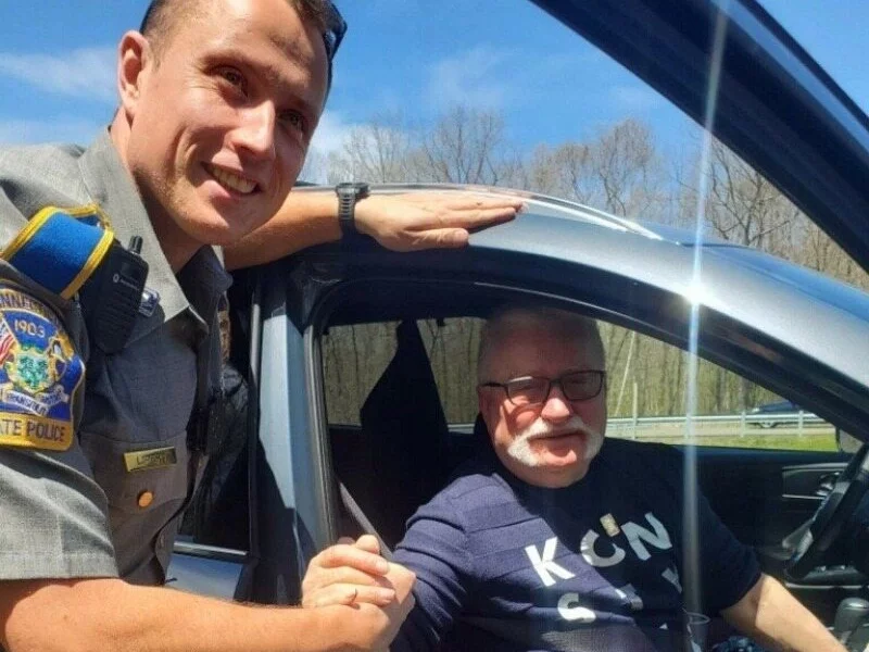 Lecha Wałęsa z policjantem