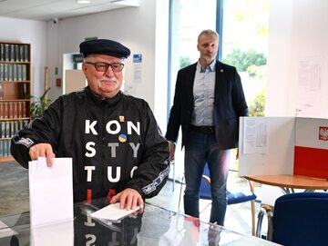 Lech Wałęsa oddaje głos w wyborach