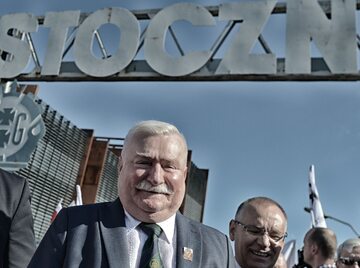 Lech Wałęsa podczas obchodów 36. rocznicy podpisania Porozumień Sierpniowych, przed bramą nr 2 Stoczni Gdanskiej