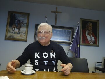 Lech Wałęsa w swoim biurze