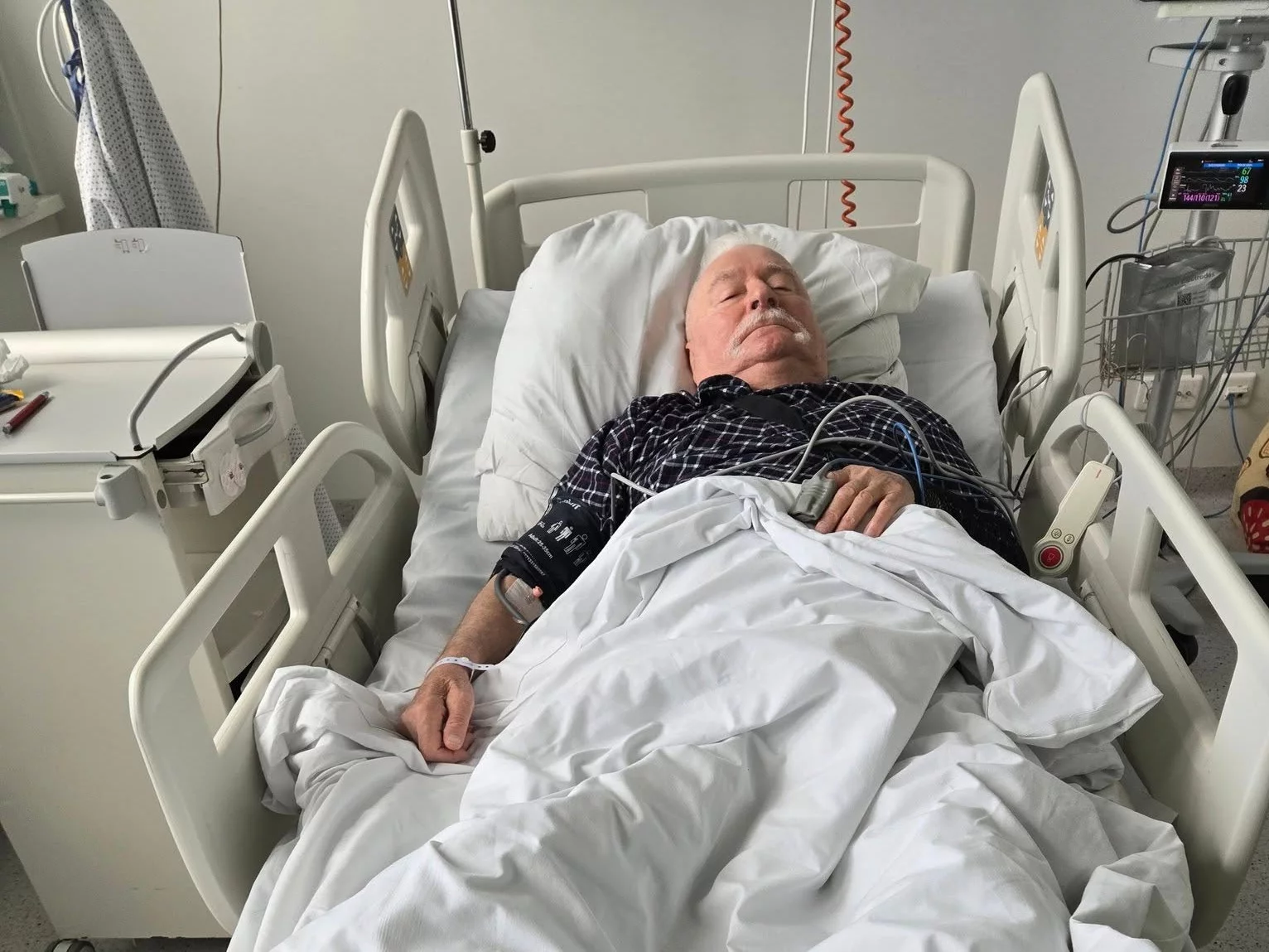 Lech Wałęsa w szpitalnym łóżku