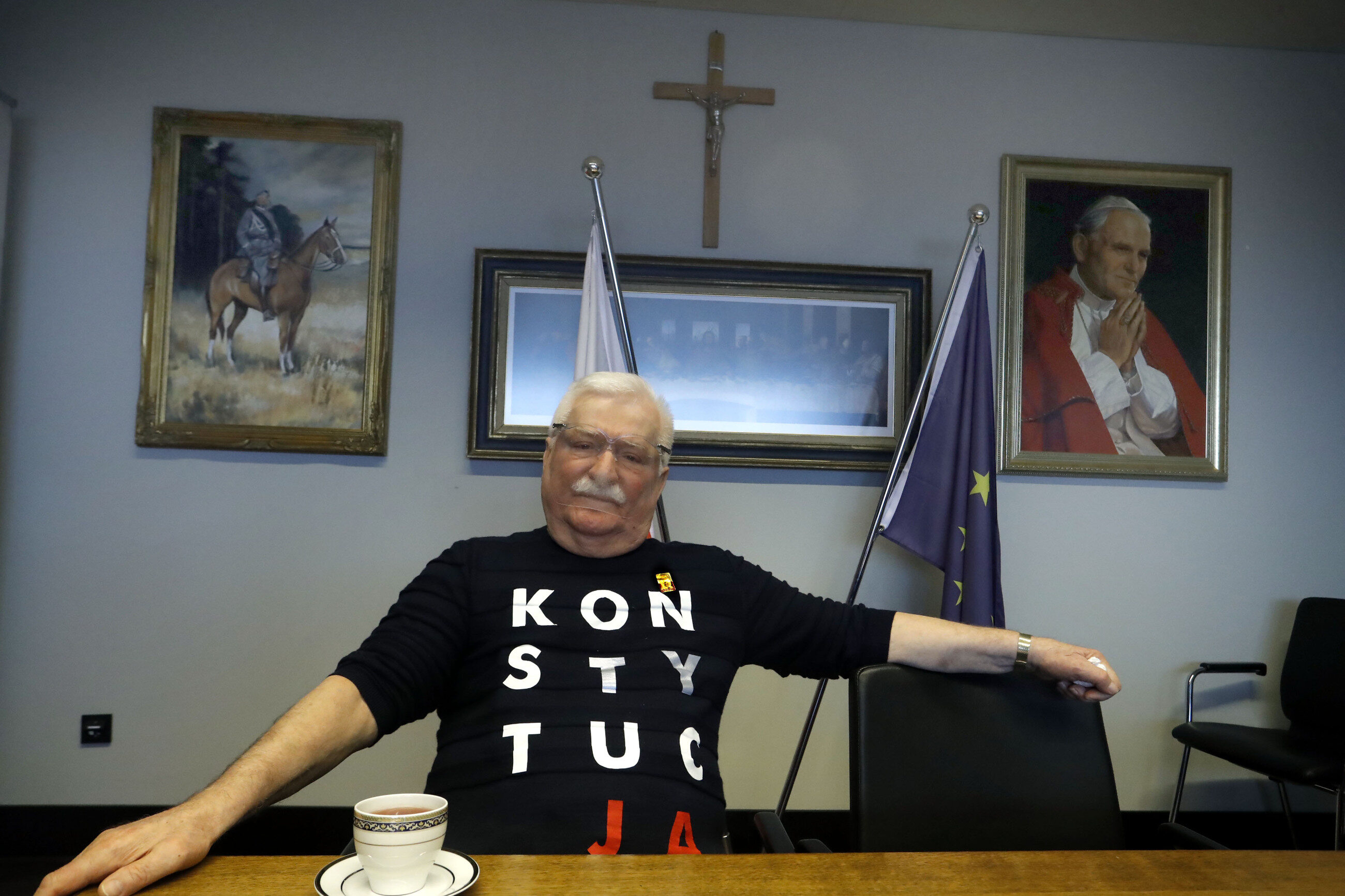 Lech Wałęsa na wakacjach. Przebywa w Mikołajkach w Hotelu Gołębiewskim - Vimarsana News
