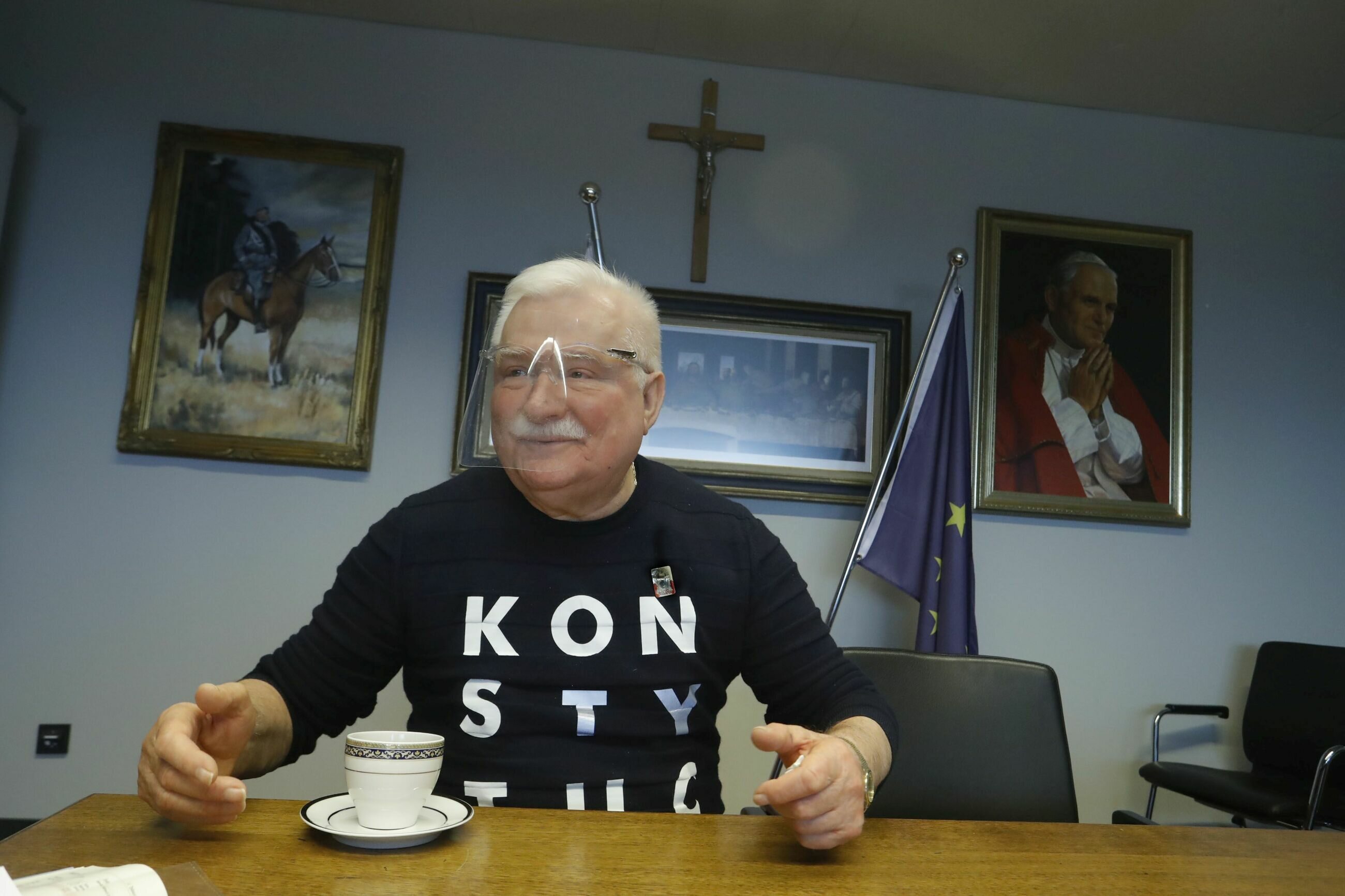 Lech Wałęsa z wizytą w salonie Nergala? Zbigniew Hołdys ich „umówił" - Vimarsana News