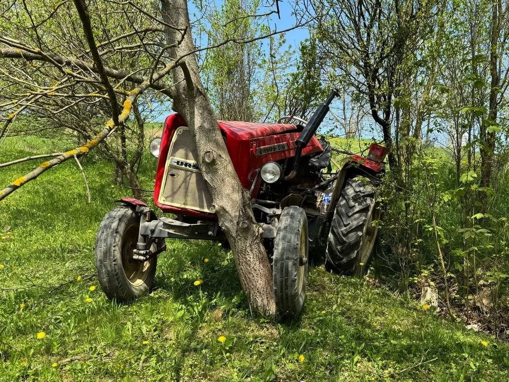 Traktor, który przejechał po nieostrożnym rolniku