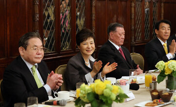 Lee Kun-hee (pierwszy z lewej) obok prezydent Park Geun-hye