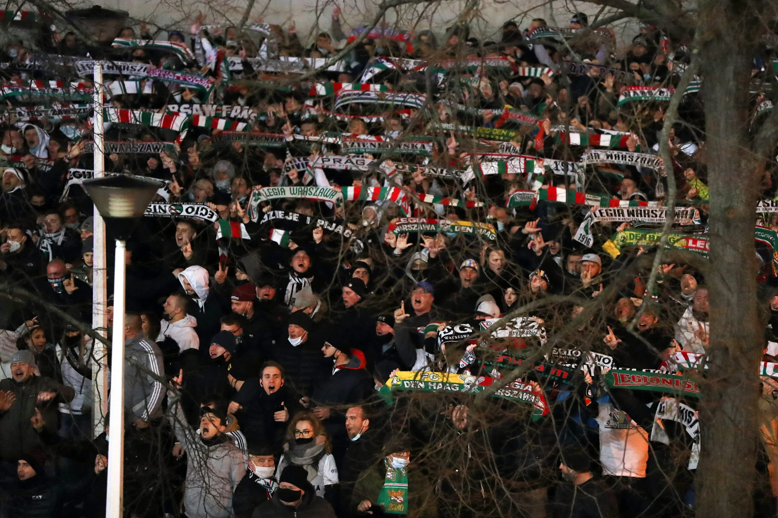 Kibice Legii Warszawa przed stadionem na Łazienkowskiej