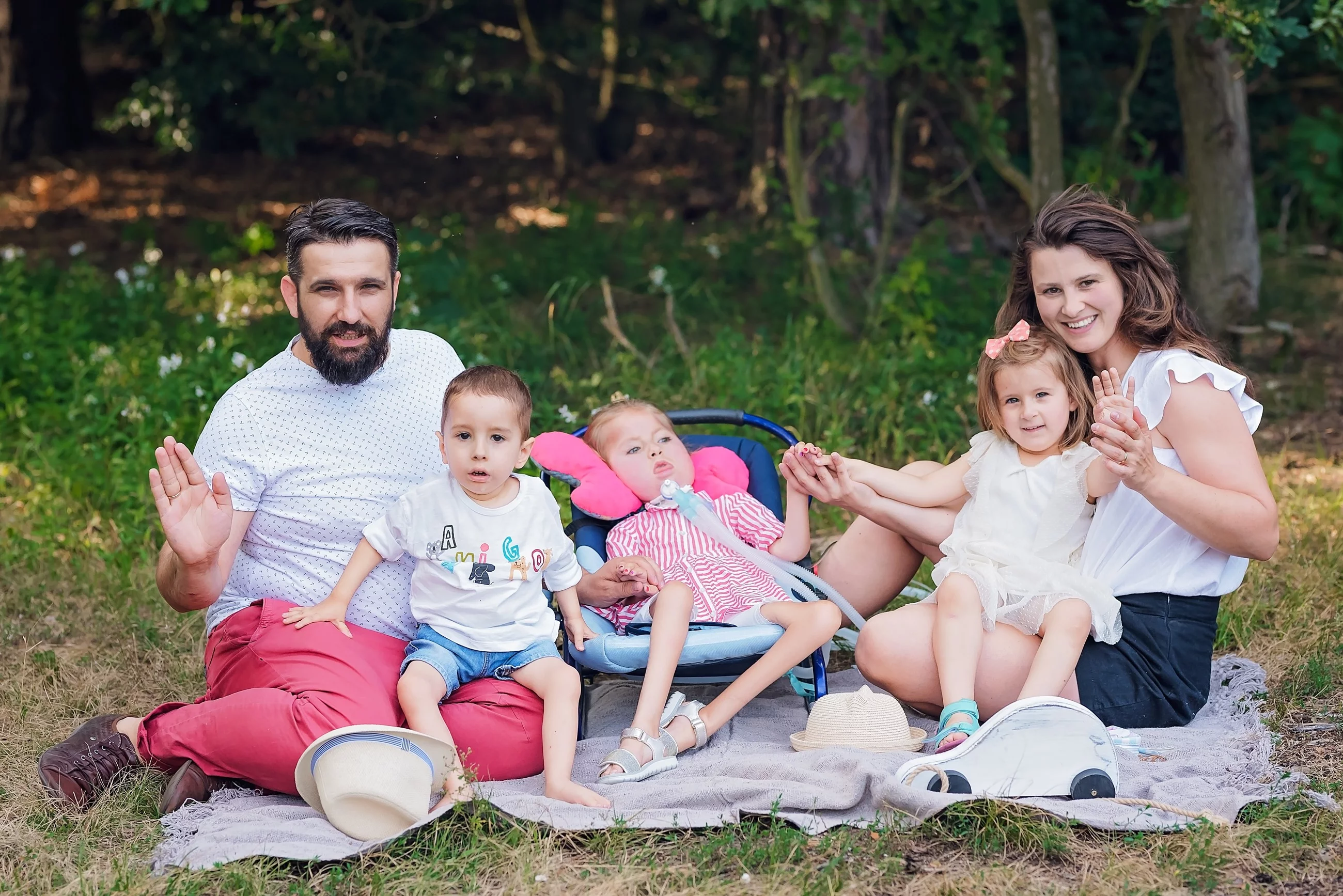 Helenka, która od pierwszych dni życia przyjmuje lek hamujący rozwój SMA, fizycznie nie ustępuje rówieśnikom. Antek ma niewielkie osłabienie mięśni. Ich ośmioletnia siostra Basia porozumiewa się tylko oczyma