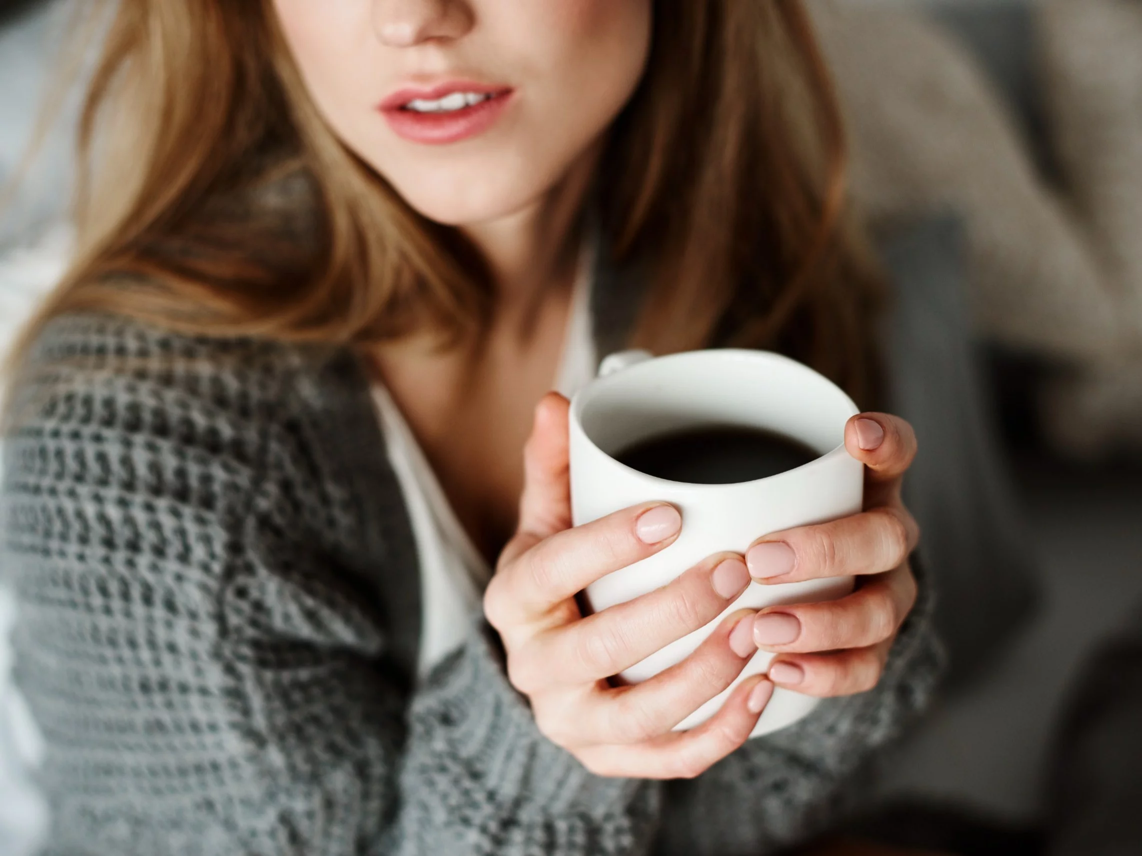 Kobieta pije kawę