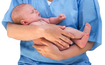 Lekarz trzymający na rękach niemowlę