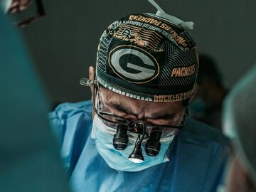 Lekarz w czasie operacji, zdjęcie ilustracyjne