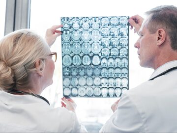 Lekarze oceniają zdjęcie mózgu