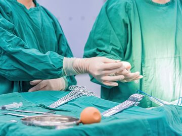 Lekarze podczas operacji, zdjęcie ilustracyjne